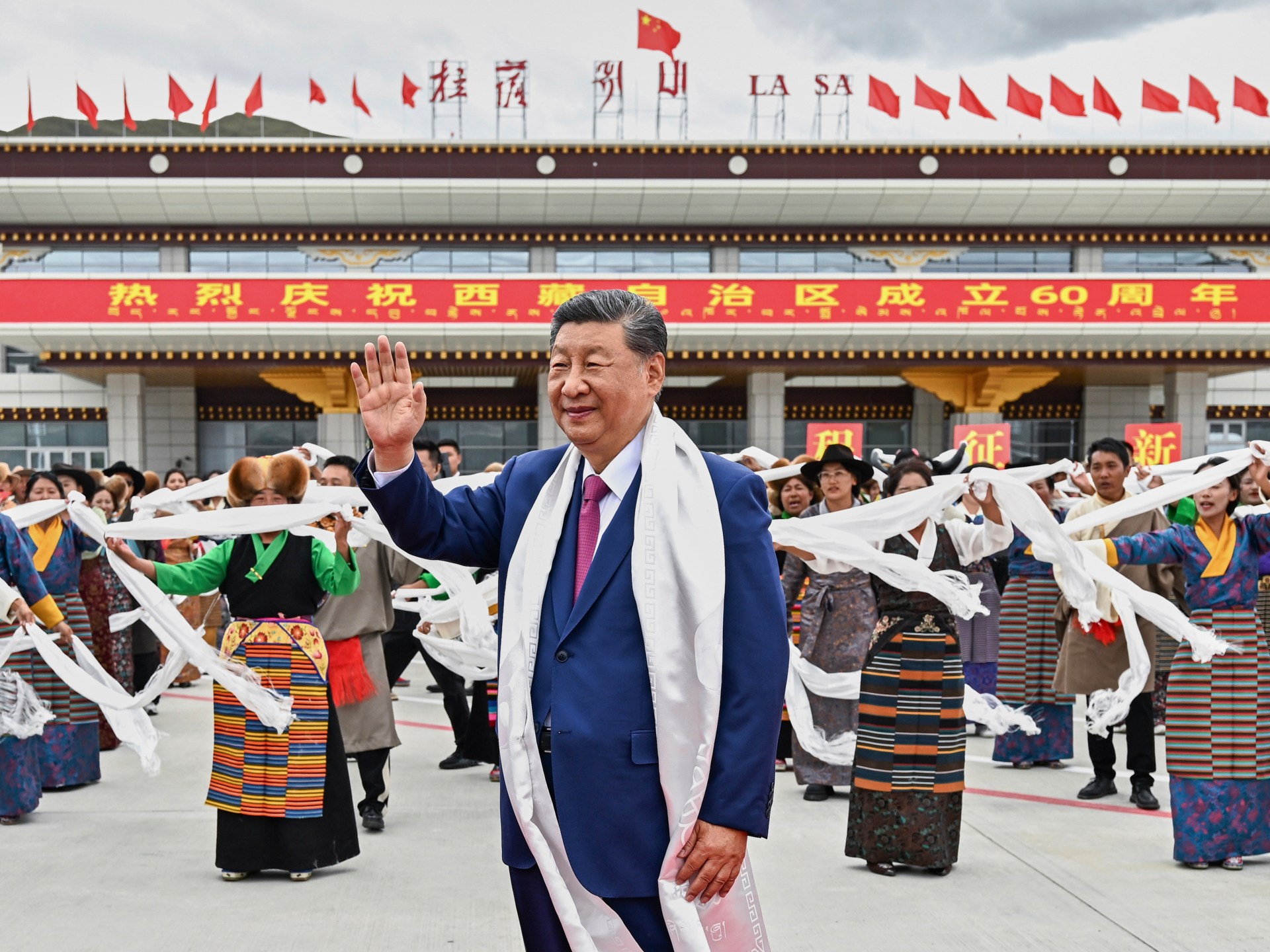 Xi Jinping visita Tibet en el 60° aniversario de la consolidación del control chino, recibe muchedumbre en celebración de unidad y progreso