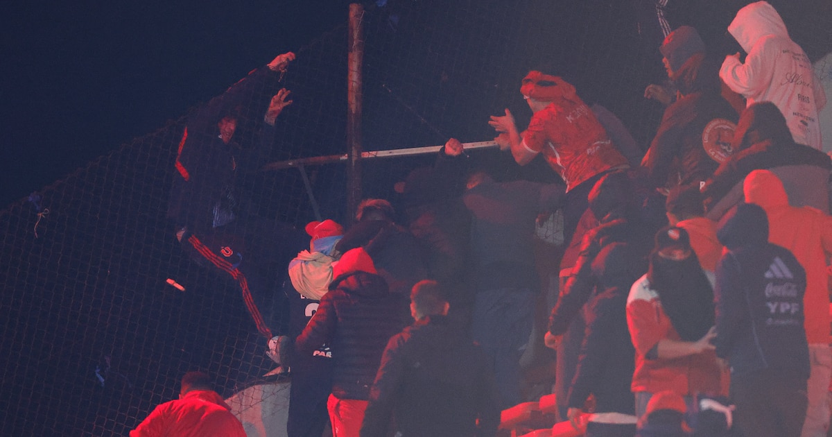 Incidentes violentos en Copa Sudamericana suspenden partido entre Independiente y Universidad de Chile en plena cancha