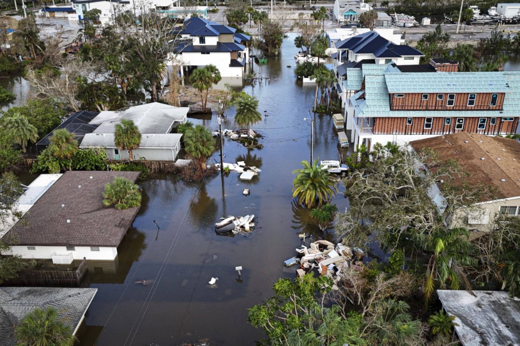 Huracán Erin causa inundaciones en Outer Banks y advierte sobre marejadas peligrosas en la Costa Este