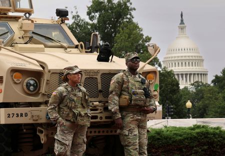 Trump asegura que su plan de seguridad en Washington ha reducido la violencia, visita a policías y promete convertir la ciudad en la mejor capital
