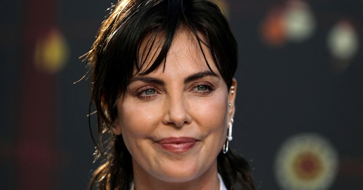 Charlize Theron revela que la limpieza doméstica es su secreto para el equilibrio mental y la calma diaria
