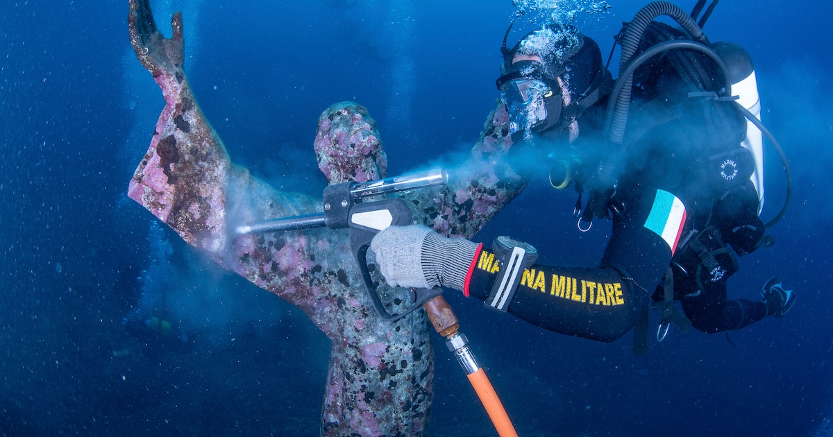 Policía italiana limpia el Cristo del Abismo, símbolo de sacrificio en el Mediterráneo, en una operación de conservación submarina