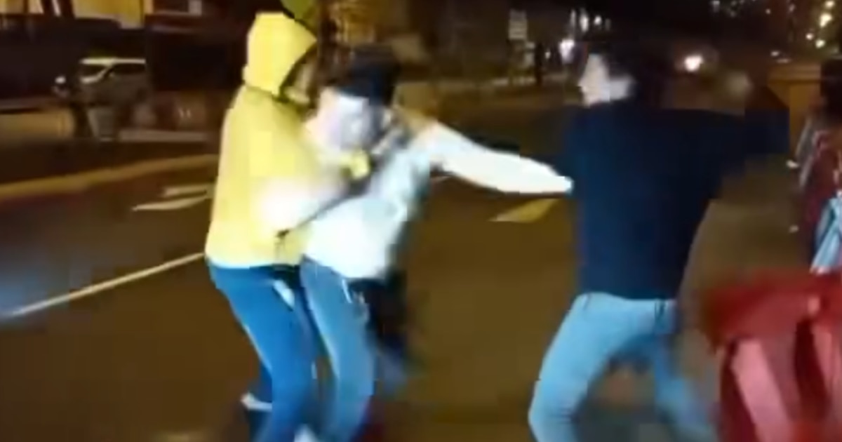 Jóvenes venezolanos enfrentan a agresor que brutalmente golpeó a su pareja en San Juan de Lurigancho