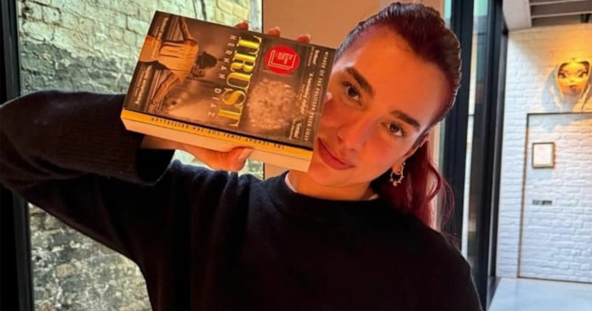 Dua Lipa: La estrella que fomenta la empatía y la diversidad a través de su club de lectura con libros seleccionados personalmente