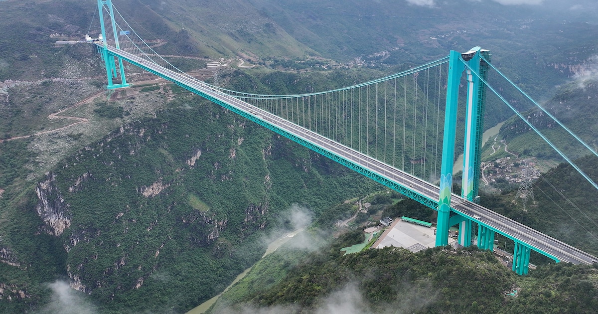 China inaugura el puente más alto del mundo: ¡625 metros sobre el abismo!