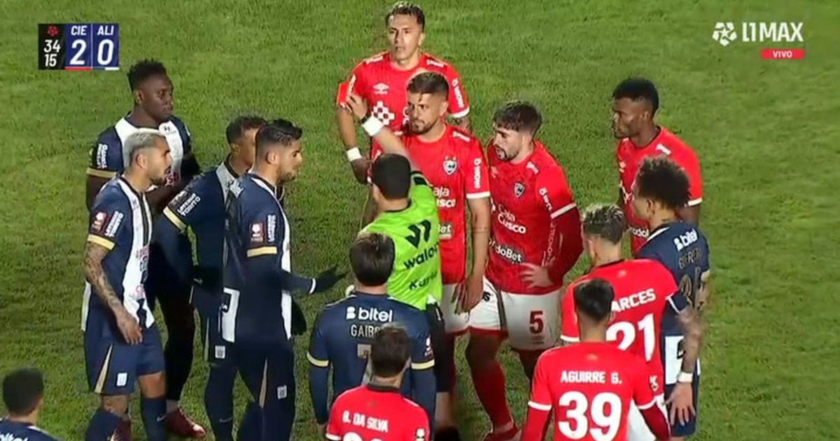 Carlos Zambrano fue expulsado por infantil codazo en Alianza Lima vs Cienciano Liga 1 2025