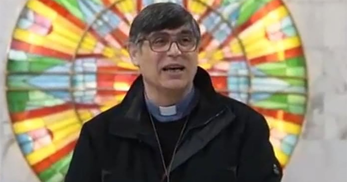 Mafia atenta en misa: sacerdote italiano recibe bala en Caivano frente a niños