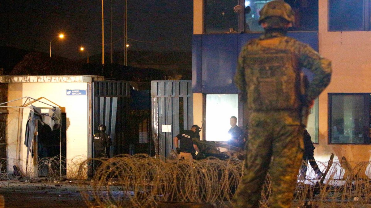 ¡Violencia mortal en Ecuador: un manifestante indígena muerto y 12 militares heridos en protestas por aumento de gasolina!