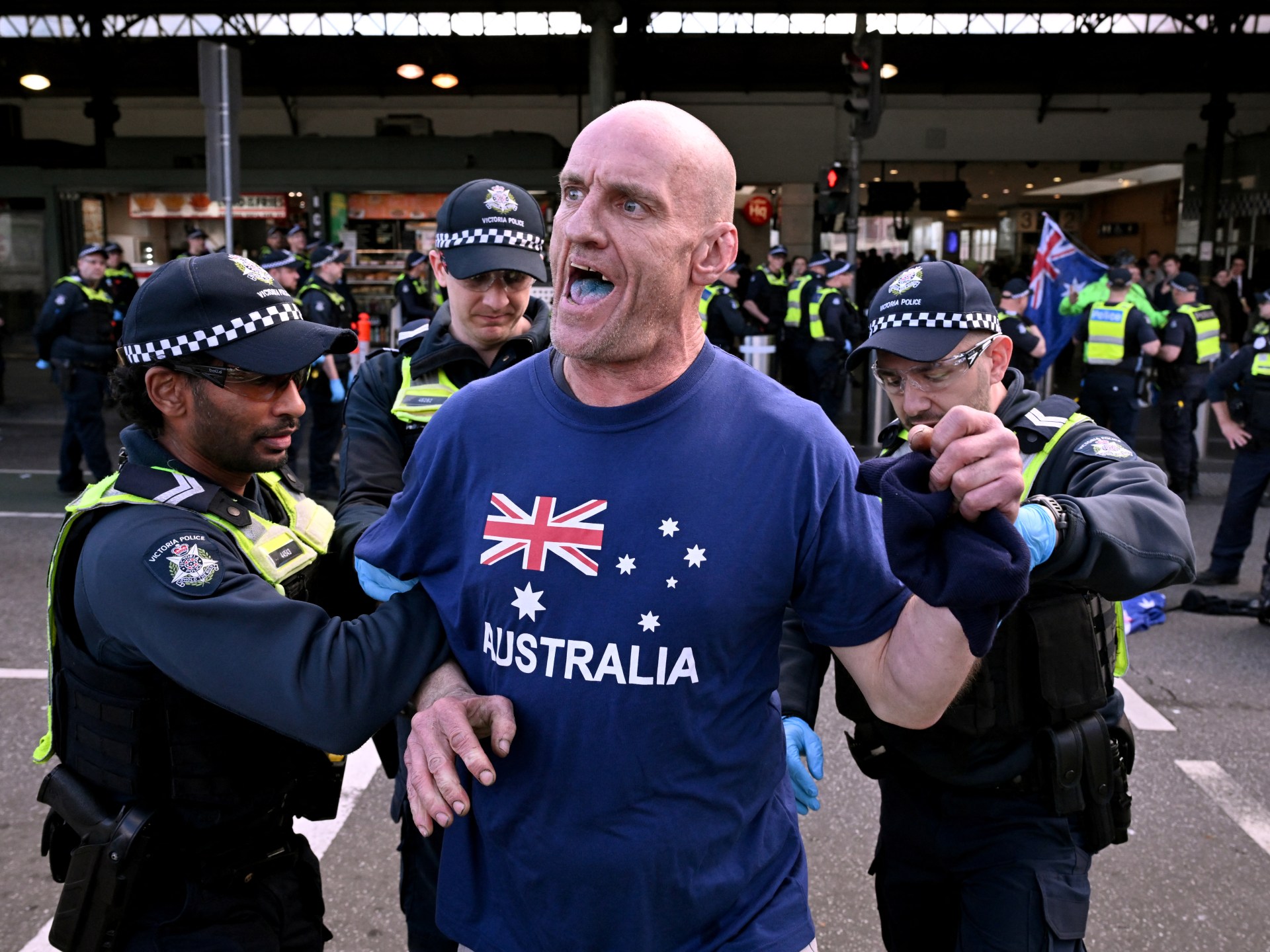 ¡Violenta jornada en Melbourne! Protestas racistas contra la inmigración desatan enfrentamientos con la policía y dejan seis detenidos