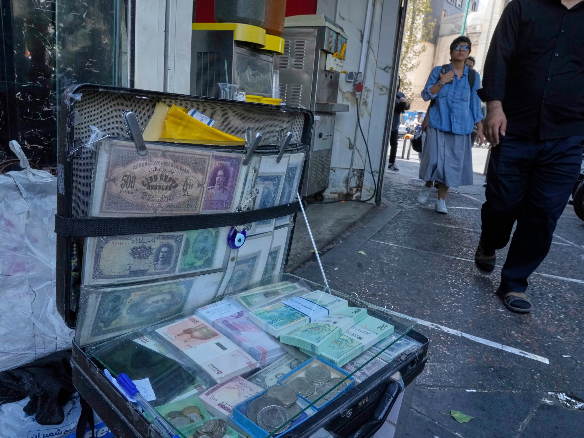 ¡Crisis en Irán! La moneda cae en picada mientras Europa y EE. UU. amenazan con reimponer sanciones nucleares y desatan un caos económico y político