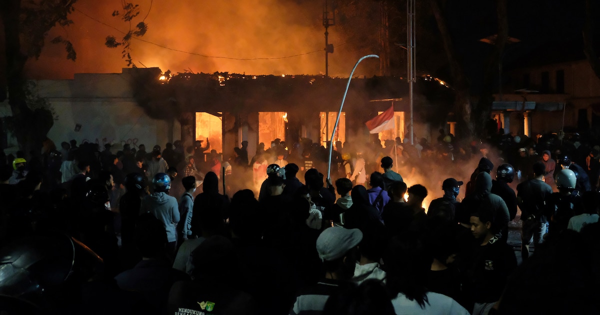 ¡Incendio en la residencia oficial del gobernador de Java Oriental en medio de protestas por corrupción! ONU exige investigación urgente tras seis muertos y violencia descontrolada