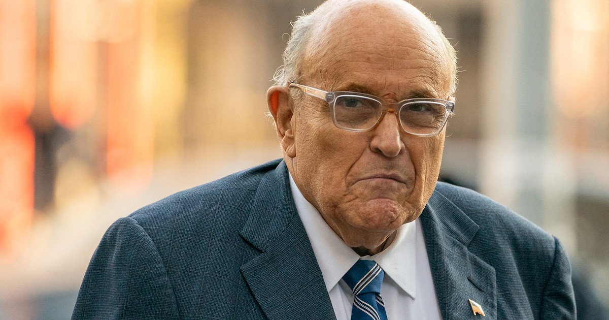 Rudy Giuliani, gravemente herido en un accidente vial en New Hampshire, recibe la Medalla Presidencial de la Libertad de Donald Trump en plena recuperación