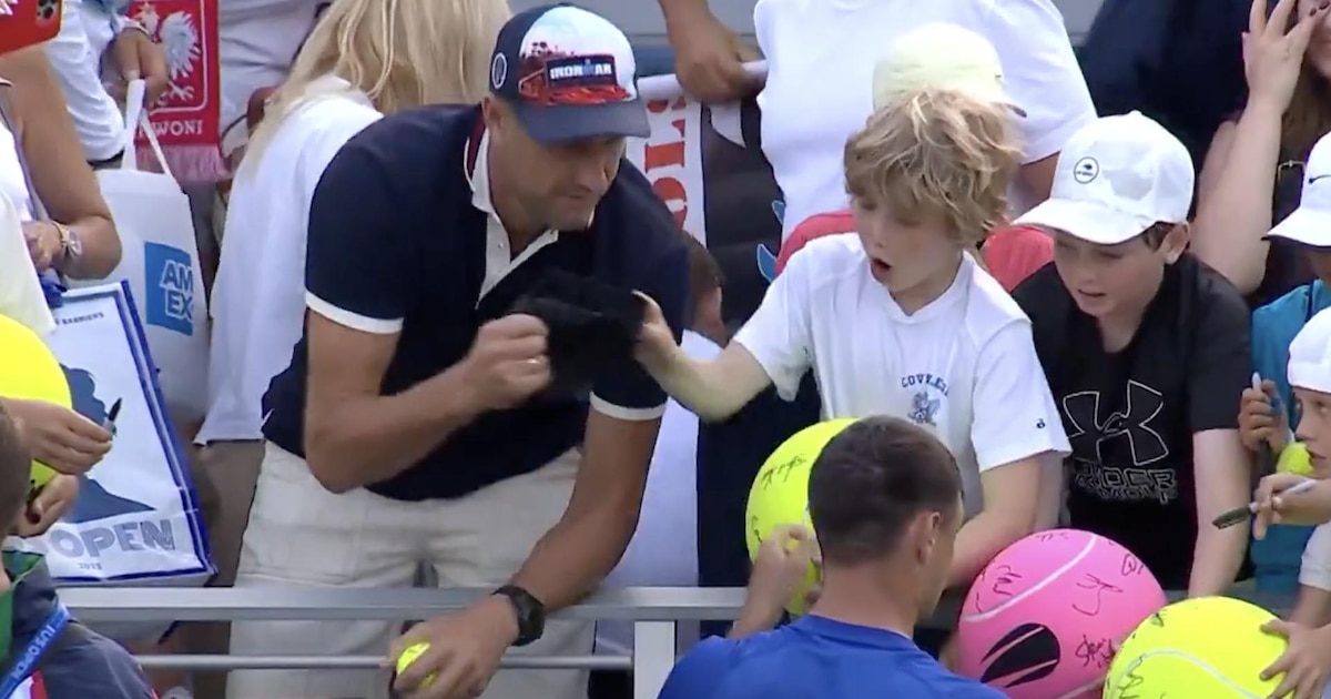 ¡Escándalo en el US Open! Empresario polaco roba la gorra firmada a un niño en plena celebración y se convierte en el “hombre más odiado de internet”