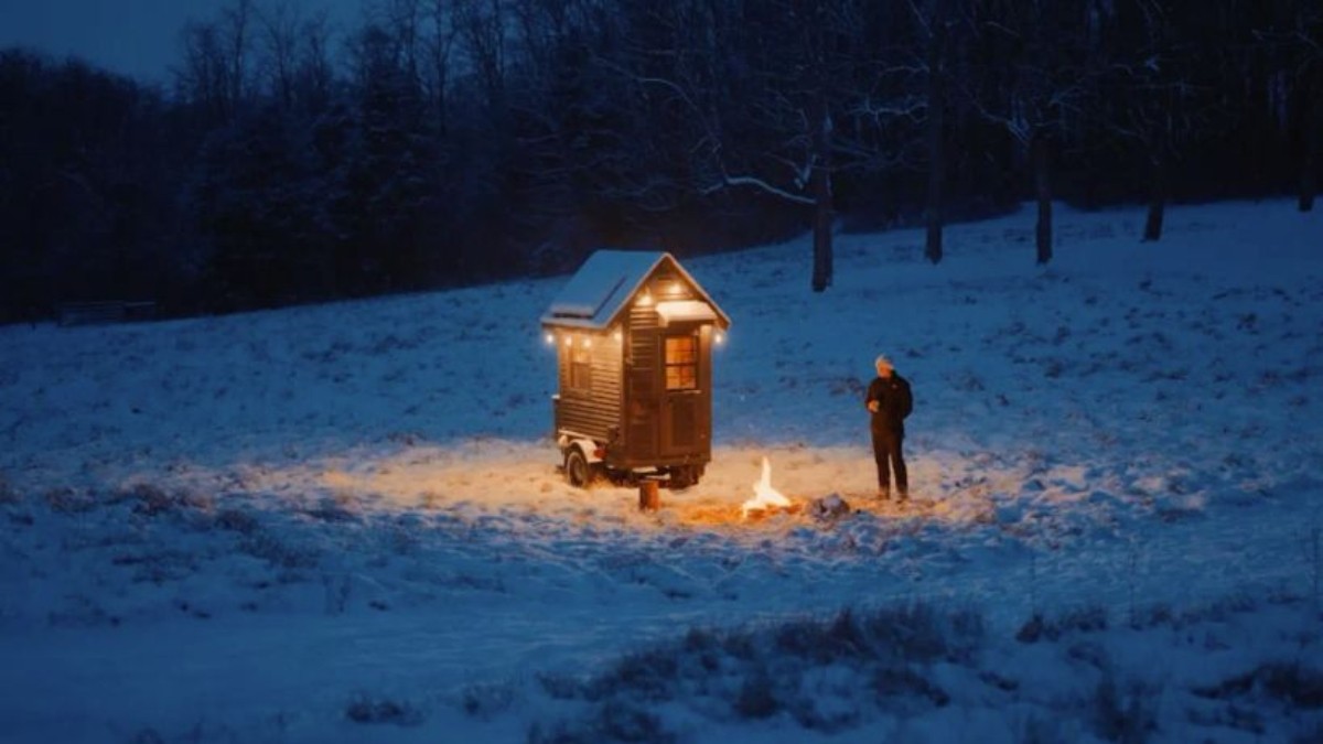 ¡Hombre Construye una Casa Miniatura de 1,77 m² en Su Jardín por Solo 5.000 Dólares!