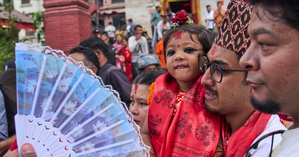 Niña de 2 años es coronada como la nueva diosa viviente de Nepal en un ritual ancestral