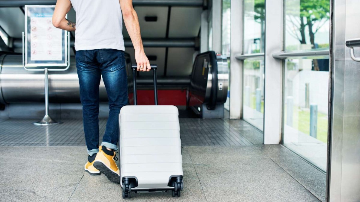 ¡Increíble! Ladrón roba y termina usando la ropa del dueño en aeropuerto de Los Ángeles