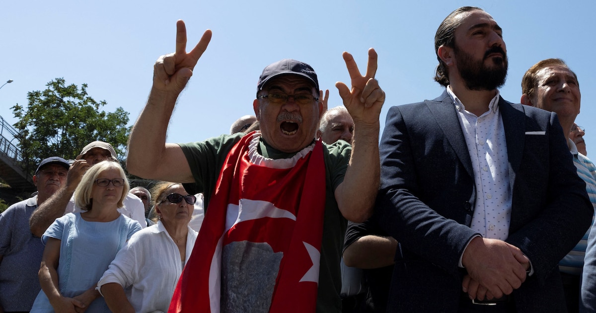 Manifestaciones masivas en Estambul tras destitución del líder opositor del CHP en medio de crisis judicial y amenaza a la democracia
