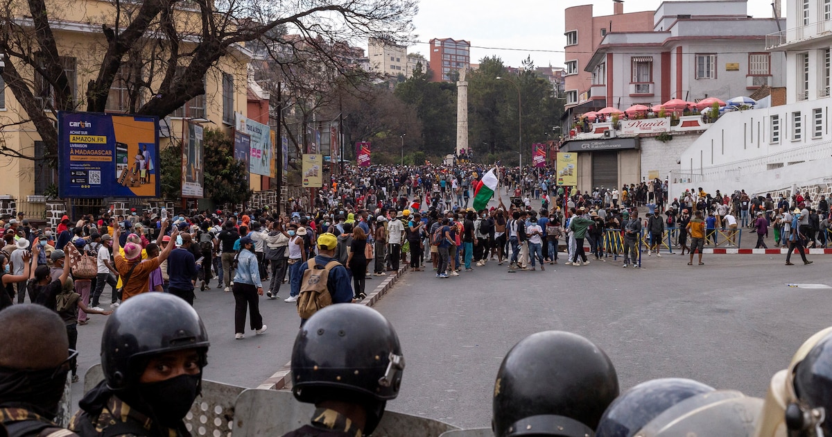 ¡NUEVAS PROTESTAS EN MADAGASCAR DESAFÍAN LA DESTITUCIÓN DEL GOBIERNO Y PROVOCAN EN