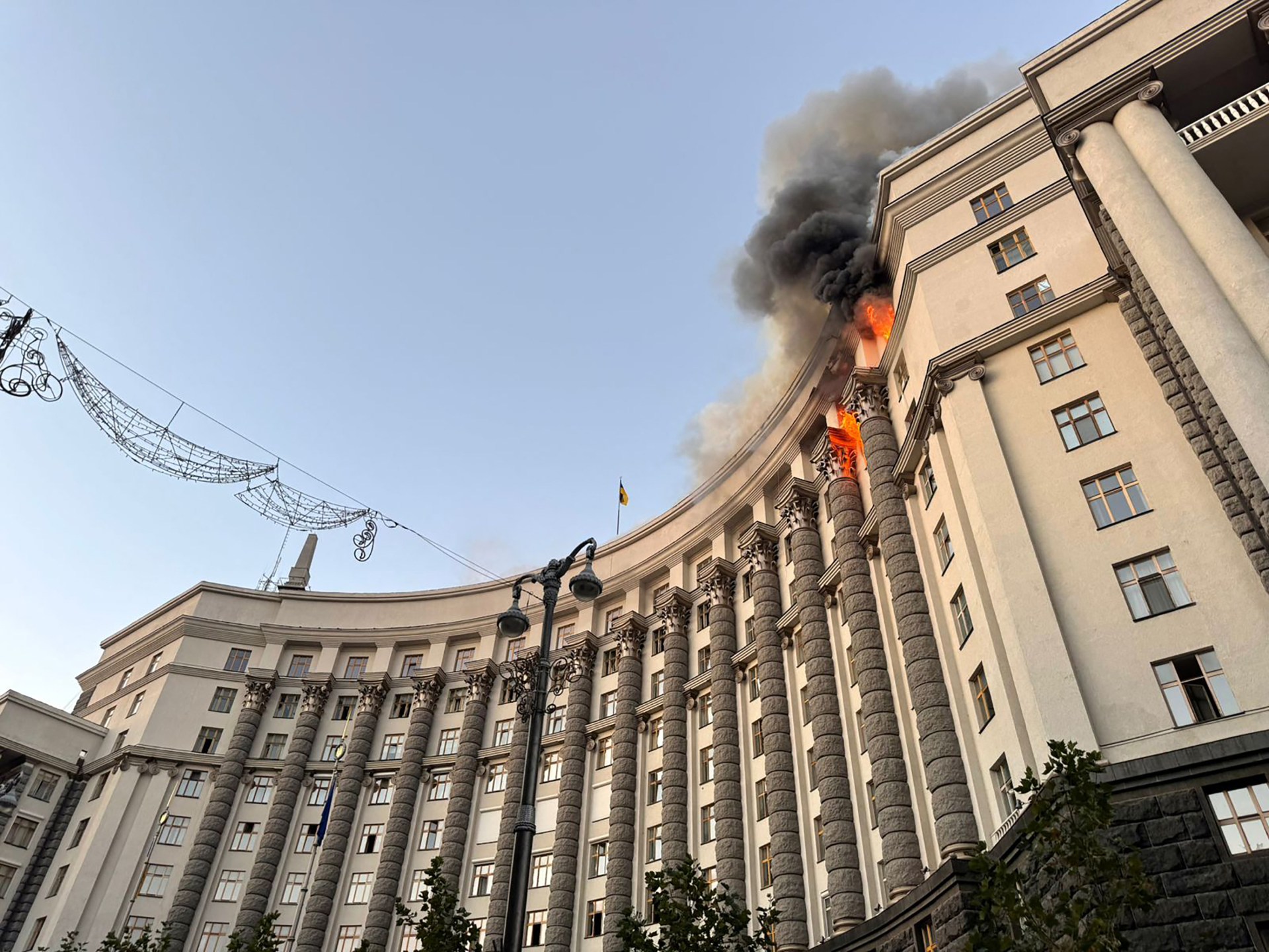 Rusia lanza su mayor ataque aéreo: destruye sede gubernamental en Kyiv y deja al menos 9 muertos