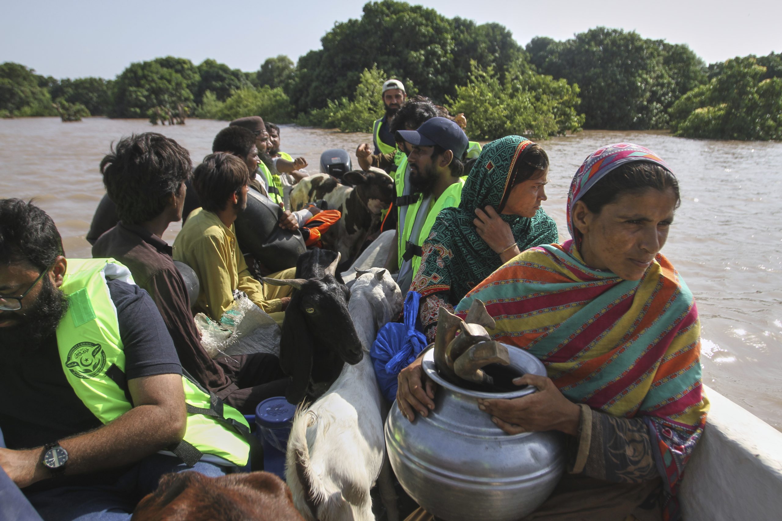 ¡Alerta en Pakistán: 25,000 evacuados por inminente inundación masiva mientras las aguas arrasan Jalalpur