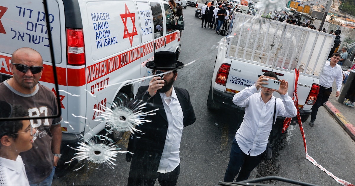 ¡Terror en Jerusalén: Atentado palestino deja al menos 6 muertos y 20 heridos en brutal ataque a autobús!