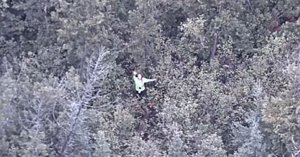 Rescatan a concursante de YouTube tras 18 horas perdida en peligroso bosque de Michigan