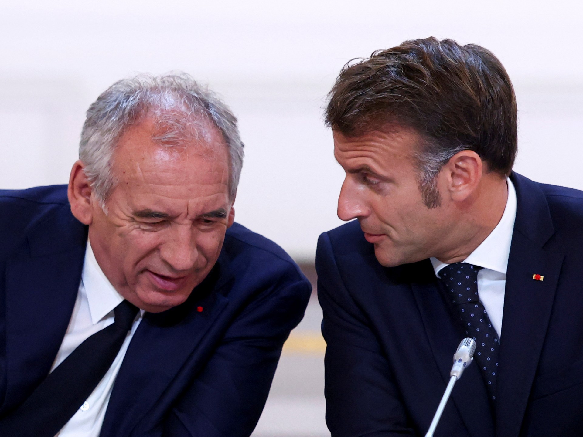 CRISIS EN FRANCIA: Gobierno de Macron al Borde del Colapso tras Voto de No Confianza