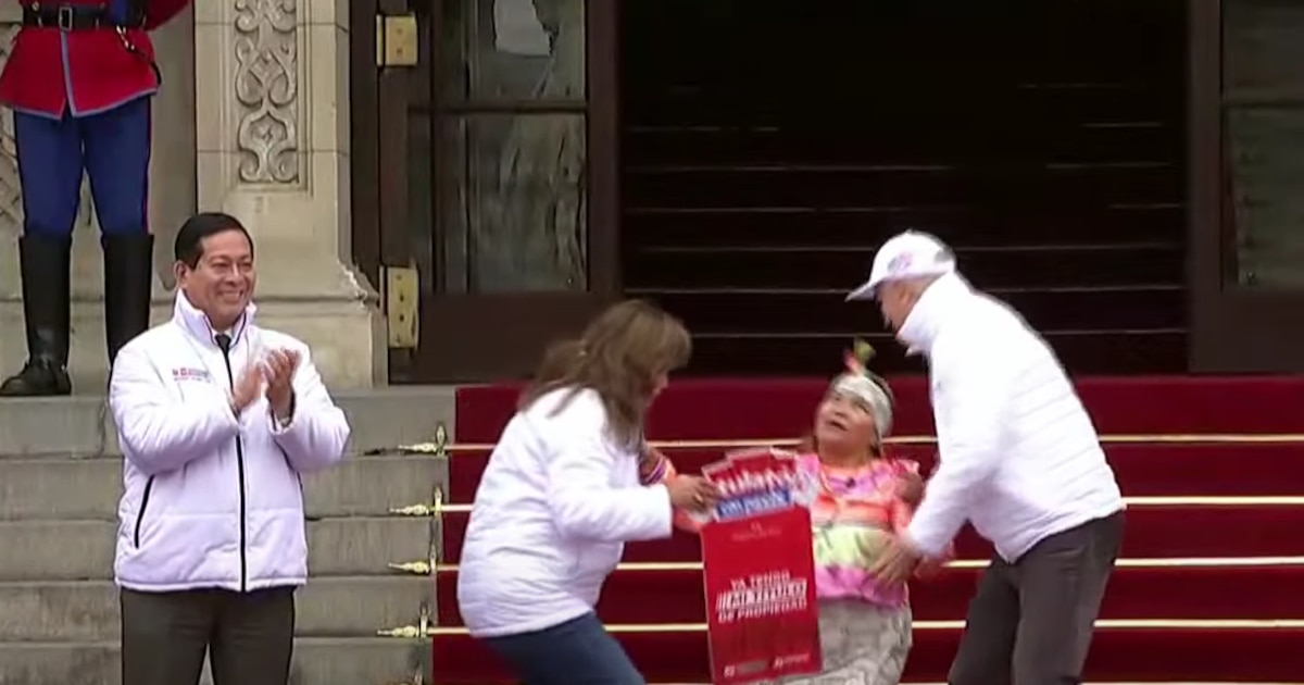 Mujer se desmaya al recibir su título de propiedad de Dina Boluarte en Palacio de Gobierno