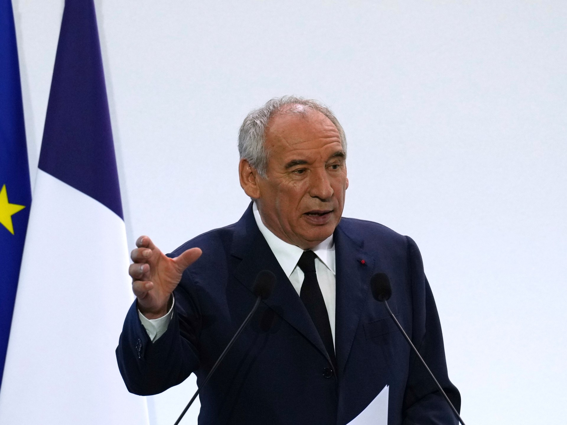 Francia derriba al gobierno de Bayrou en plena crisis de deuda y busca un nuevo primer ministro