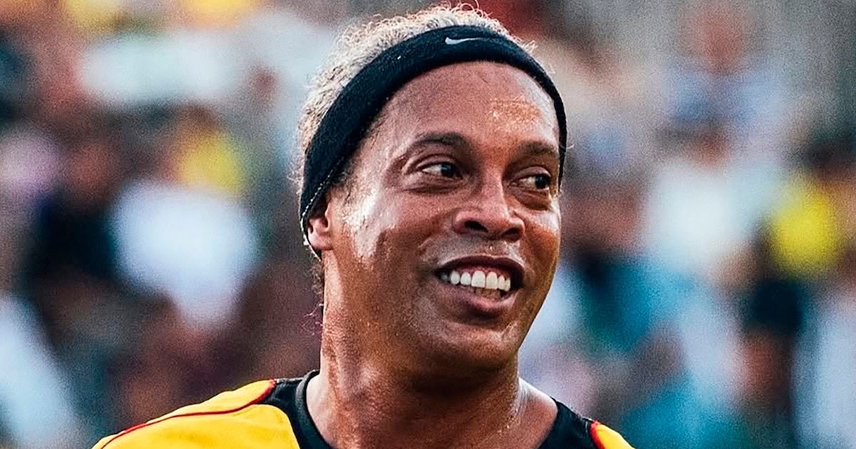 Espectacular golazo de Ronaldinho en partido benéfico en Rivera: desde tiro libre al ángulo sorprende a todos