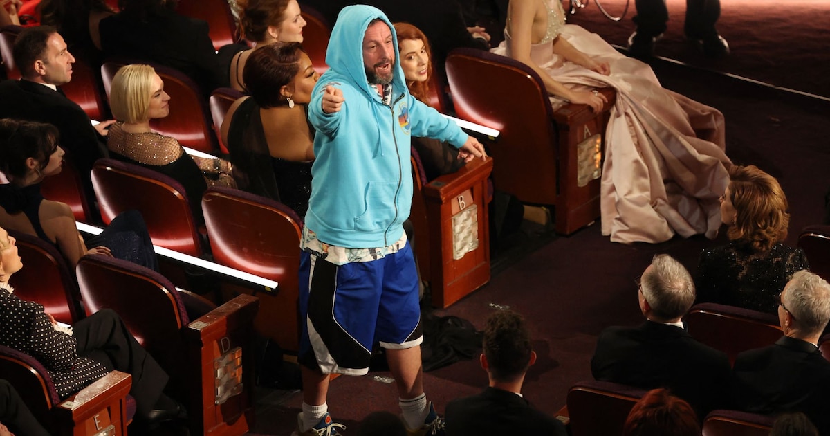 Adam Sandler redefine la moda en Hollywood con su estilo cómodo y audaz en pleno cumpleaños 59