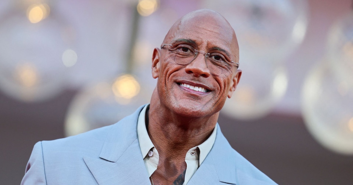 Dwayne Johnson sorprende en Toronto con transformación radical para su nuevo papel: de campeón de lucha a septuagenario excéntrico con gallina
