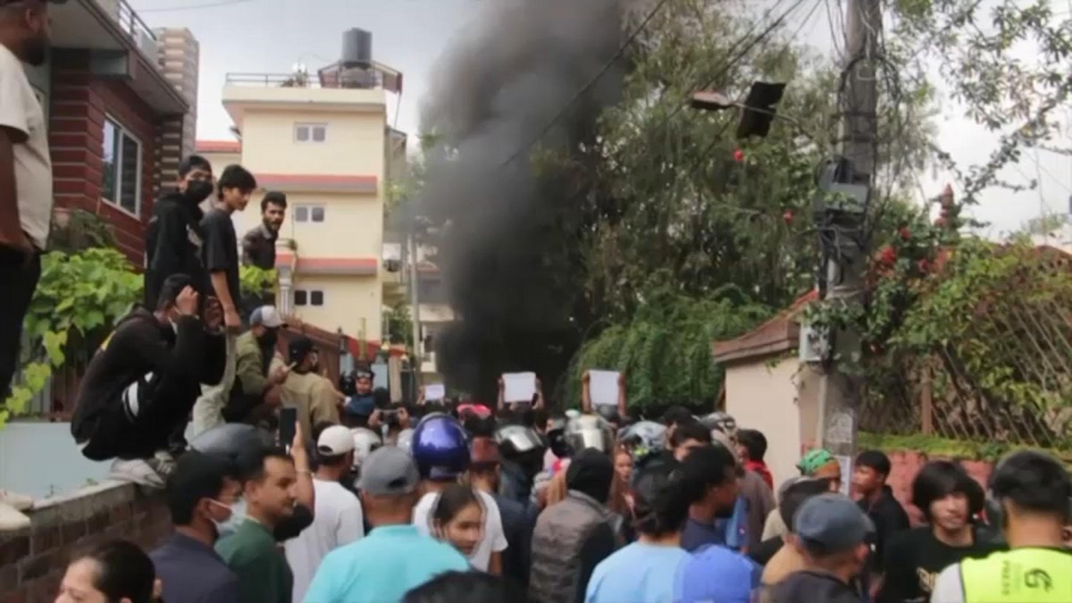 ¡Crisis en Nepal: Renuncia del Primer Ministro tras protestas y trágico incendio con muerte incluida!