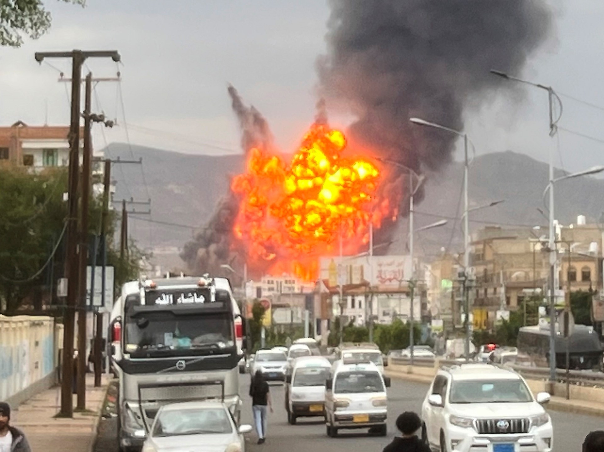 ¡Israel bombardea Yemen: Múltiples civiles muertos y heridos en ataques en Sanaa y al-Jawf tras golpe en Doha!