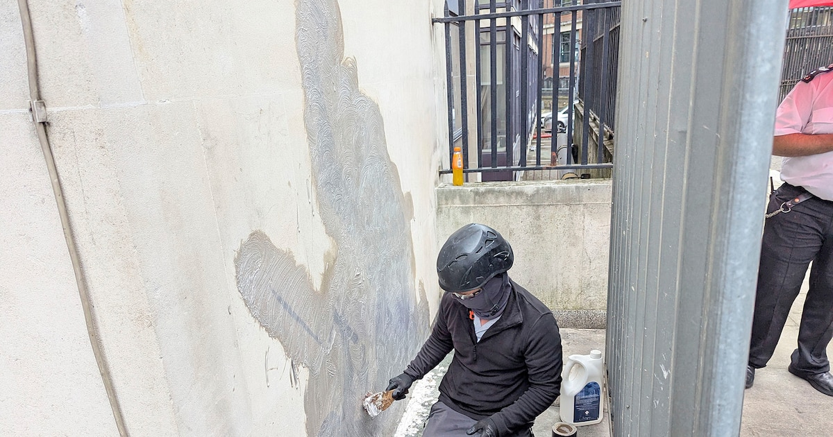Banksy condena la justicia en Londres: su provocativo mural es borrado tras sentencia judicial