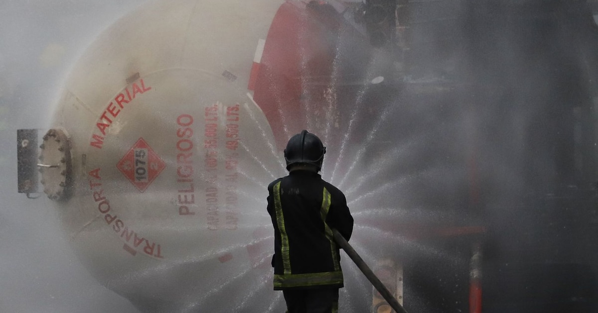 ¡Caos en la Ciudad de México: Explosión de pipa con 50 mil litros de gas causa estragos, incendia 18 vehículos y deja más de 50 heridos!