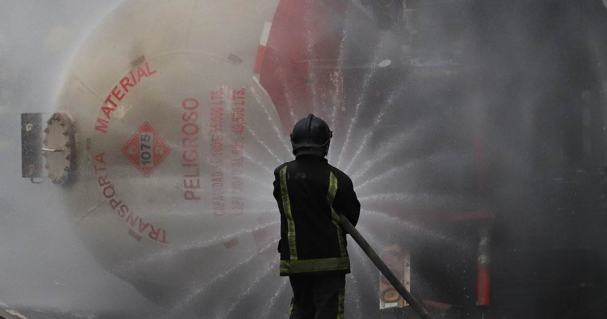 ¡CATASTROFE EN LA CARRETERA! Vehículo con 49,500 litros de gas se vuelca y explota cerca del Puente de la Concordia, dejando víctimas y revuelo en la ciudad