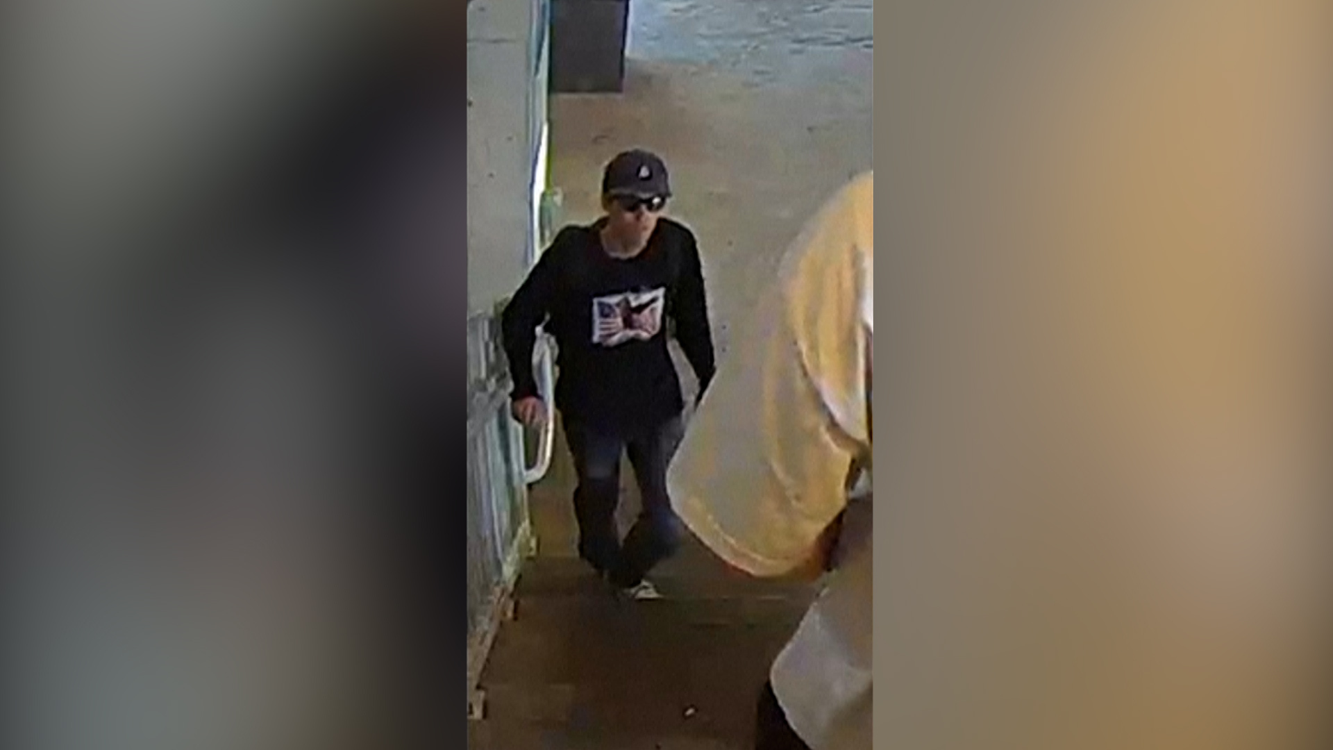 FBI difunde fotos de sospechoso en asesinato de activista Charlie Kirk