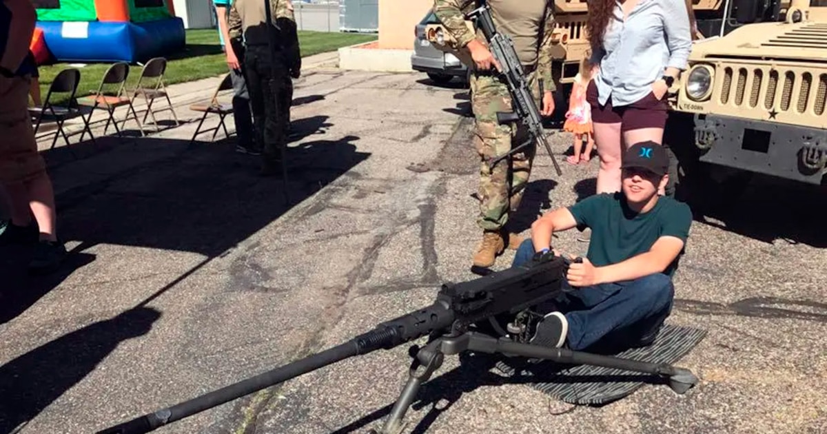 Hallan armas con mensajes antifascistas y burlones en recámara de joven acusado de asesinar a Charlie Kirk