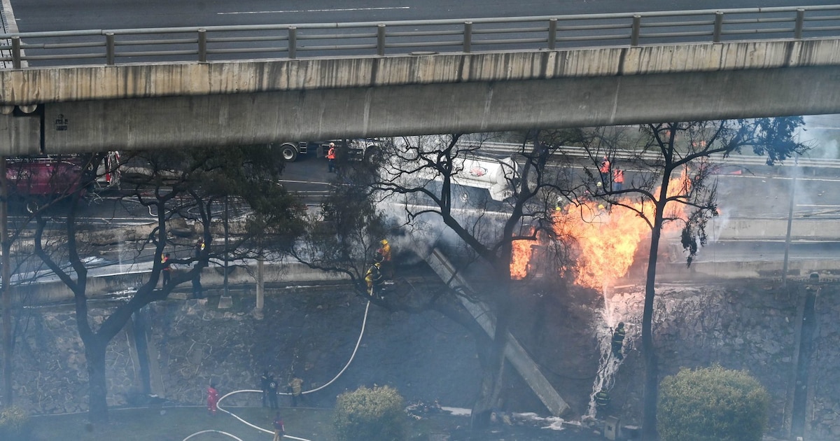 ¡Tragedia en Iztapalapa: Confirman 10 muertes tras explosión y volcamiento de pipa bajo el Puente de la Concordia!