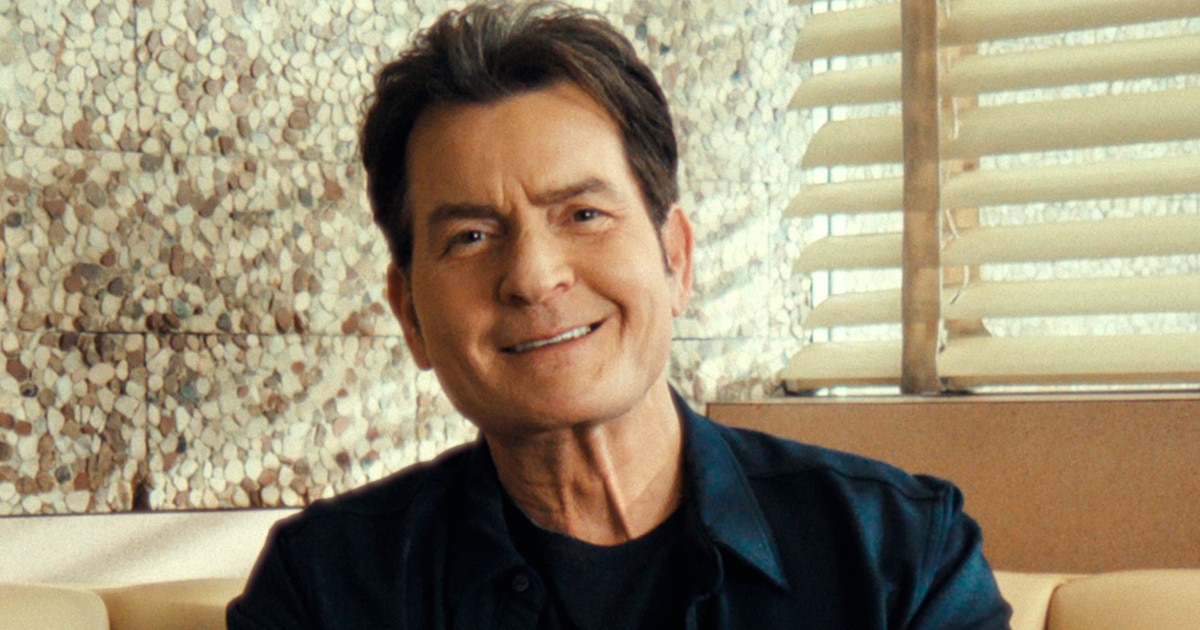 Charlie Sheen Revela Sus Sombríos Secretos de Adicción y Vida Nudista en Impactante Documental por su 60° Anivers