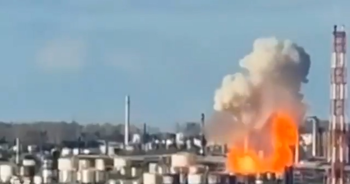 Ucrania Ataca Refinería Rusa: Drone Explota en Complejo de Ufa y Desata Incendio Masivo