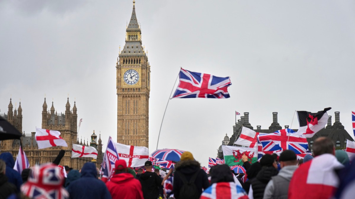 ¡Crisis en Londres! Miles protestan con banderas y gritos de odio en marcha masiva apoyando a Robinson y la extrema derecha