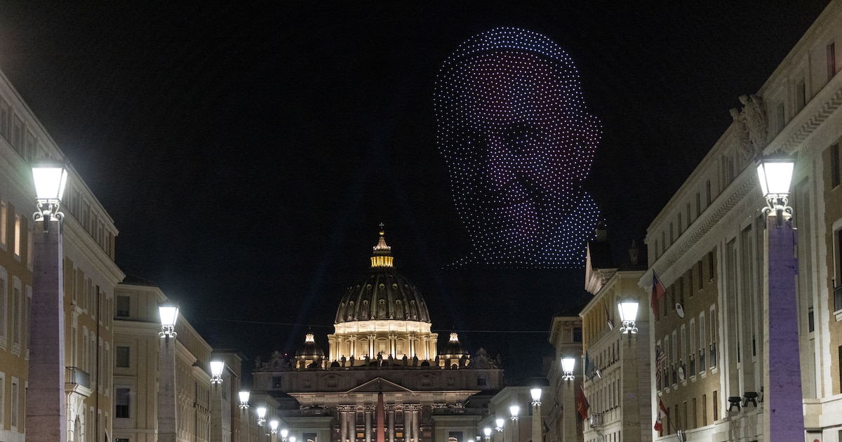 Espectáculo en el Vaticano: 3.500 drones proyectan rostro del Papa Francisco durante concierto multitudinario