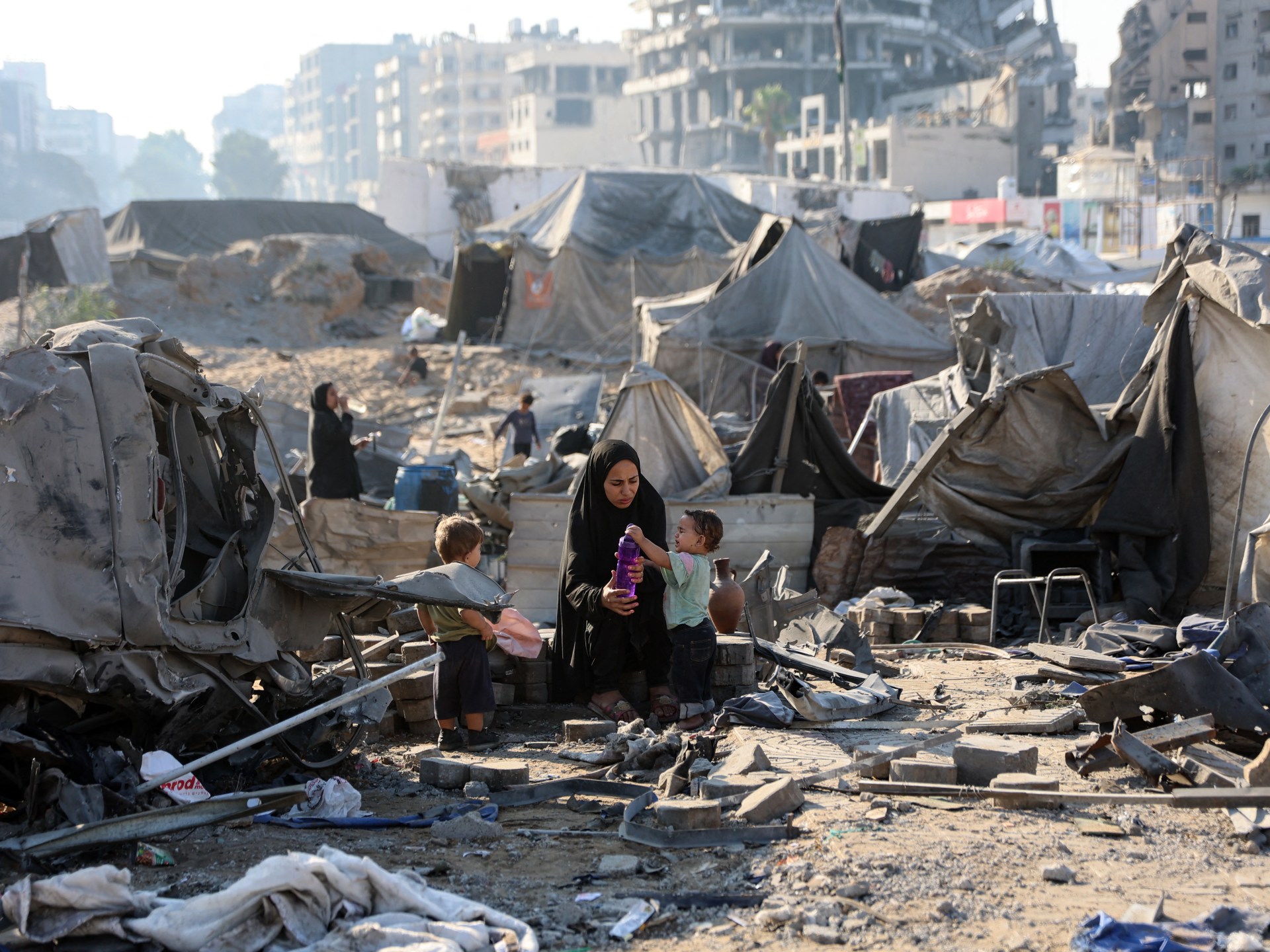 ¡Israel intensifica ataques en Gaza: al menos 49 civiles muertos y miles desplazados en medio de devastadora ofensiva!
