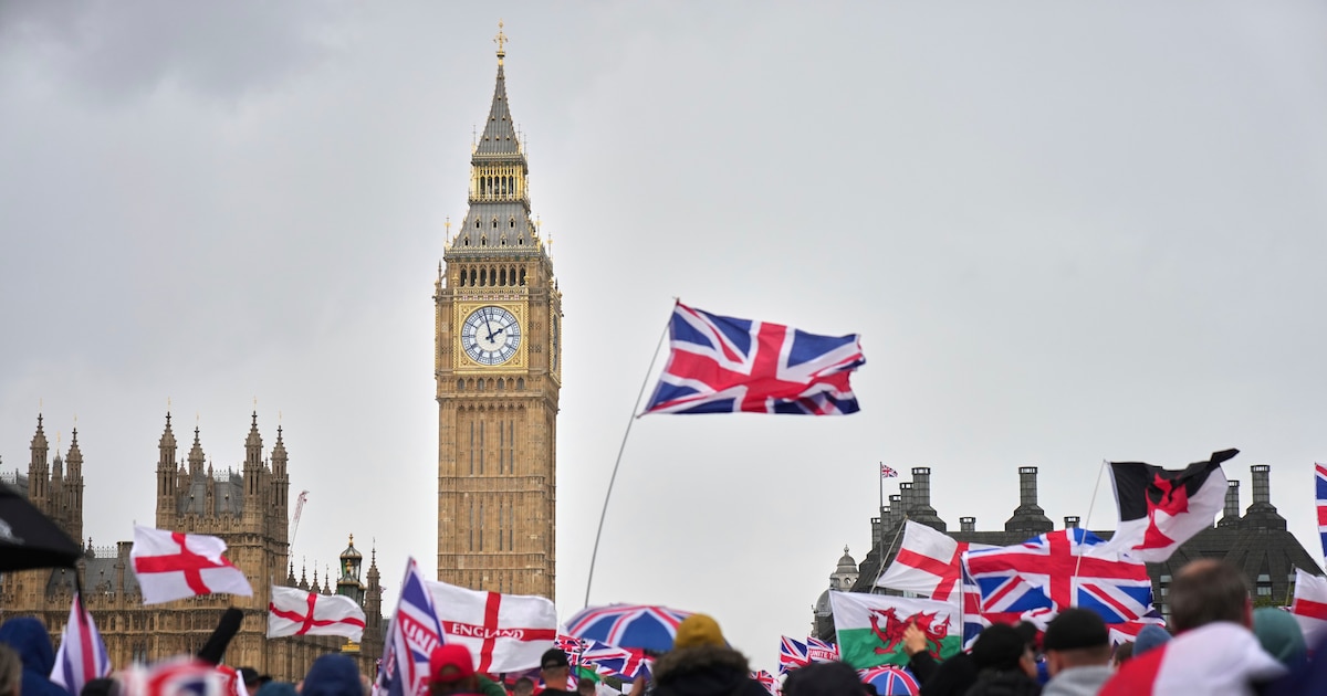 LONDRES ESTÁ EN GUERRA: 110,000 EN LA MAYOR MANIFESTACIÓN ULTRANACIONALISTA QUE ANUNCIA UNA REV