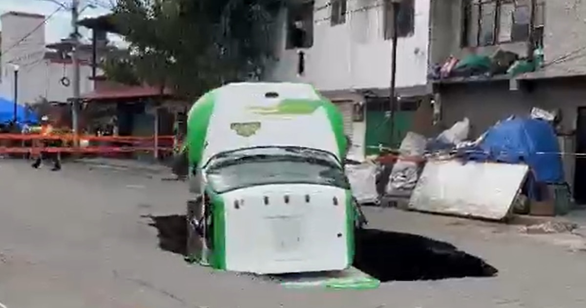 ¡ESPECTACULAR SOCAVÓN DEVORA UN CAMIÓN DE REFRESCOS EN IZTAPALAPA! La avenida Revolución se desploma dejando un enorme agujero de 8 metros de profundidad y 12 metros de largo, ¡el camión cayó en su interior sin lesiones report
