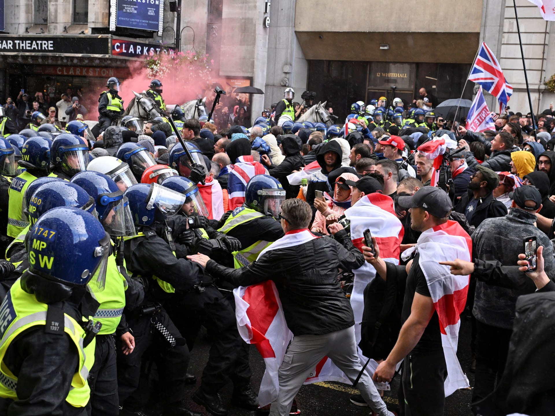 Britania en alerta: 110,000 en brutal marcha far right contra inmigración y violencia en Londres