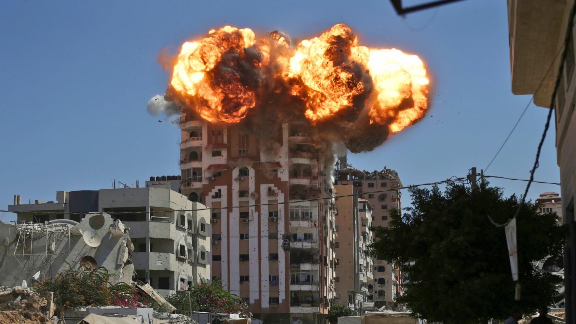 ¡Crisis en Gaza: Diez muertos, desplazamiento masivo y líderes árabes en Qatar ante la escalada israelí!