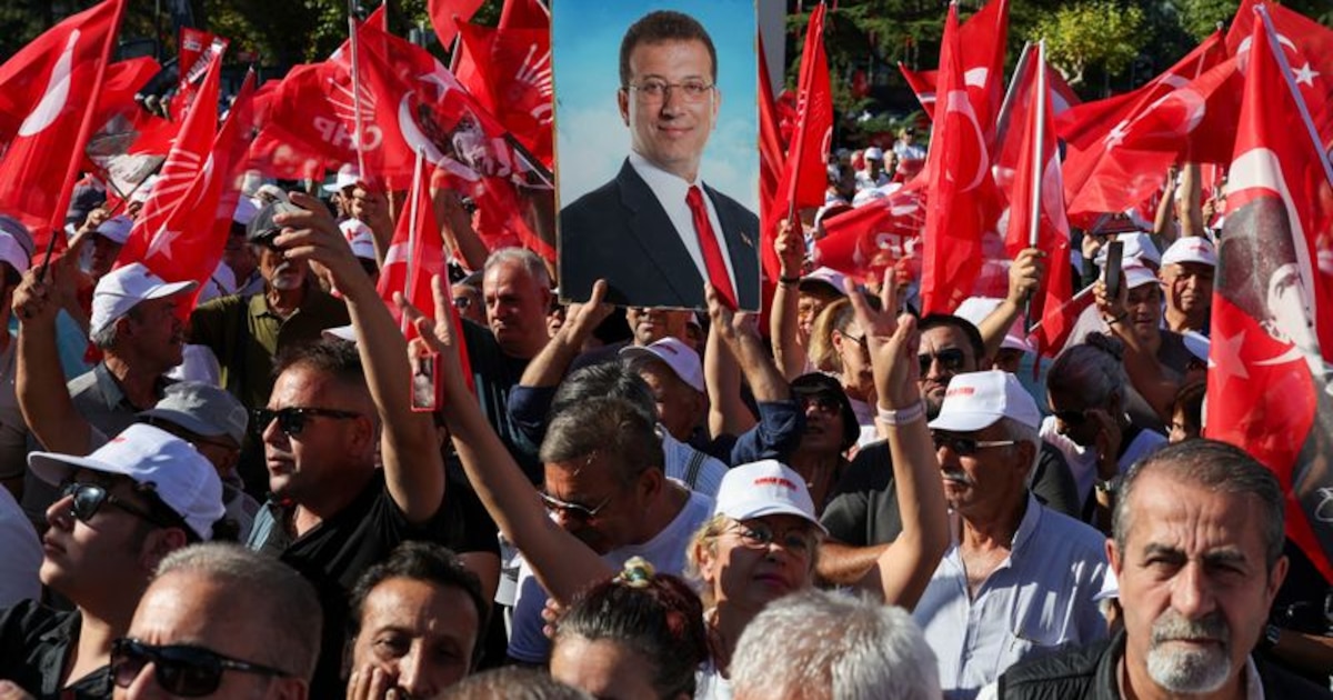 Tribunal turco posterga hasta octubre la destitución del líder del principal partido de oposición, intensificando la crisis política en Turquía